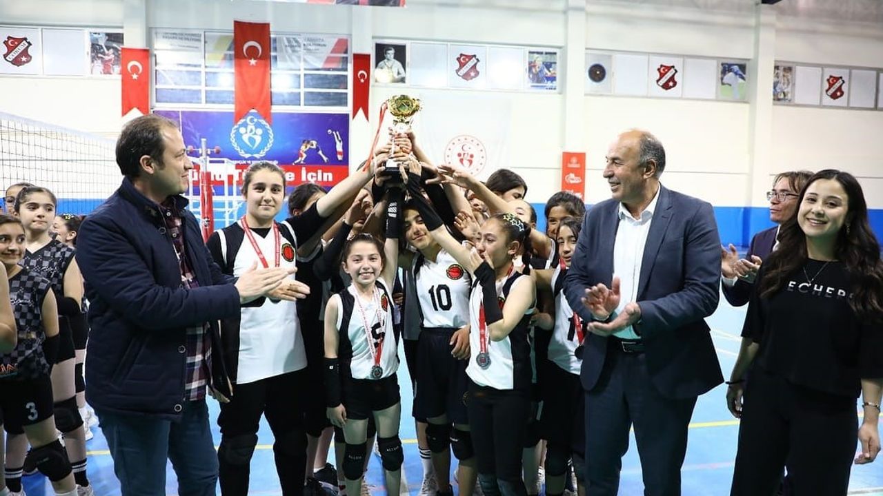 Alaca Belediyespor’dan voleybolda büyük başarı