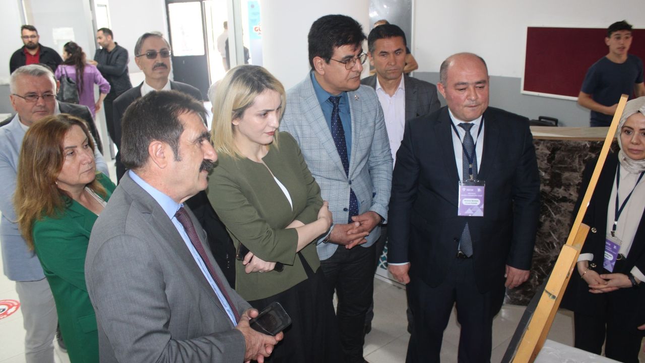 Mecitözü'nde TÜBİTAK 4006 Bilim Fuarı açıldı