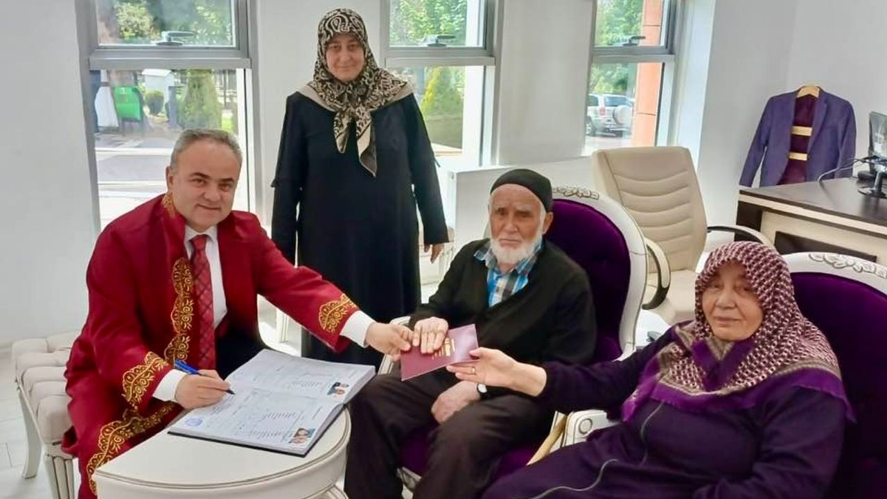 Biri 85 yaşında, biri 80... Yaşlı çift nikah masasına oturdu