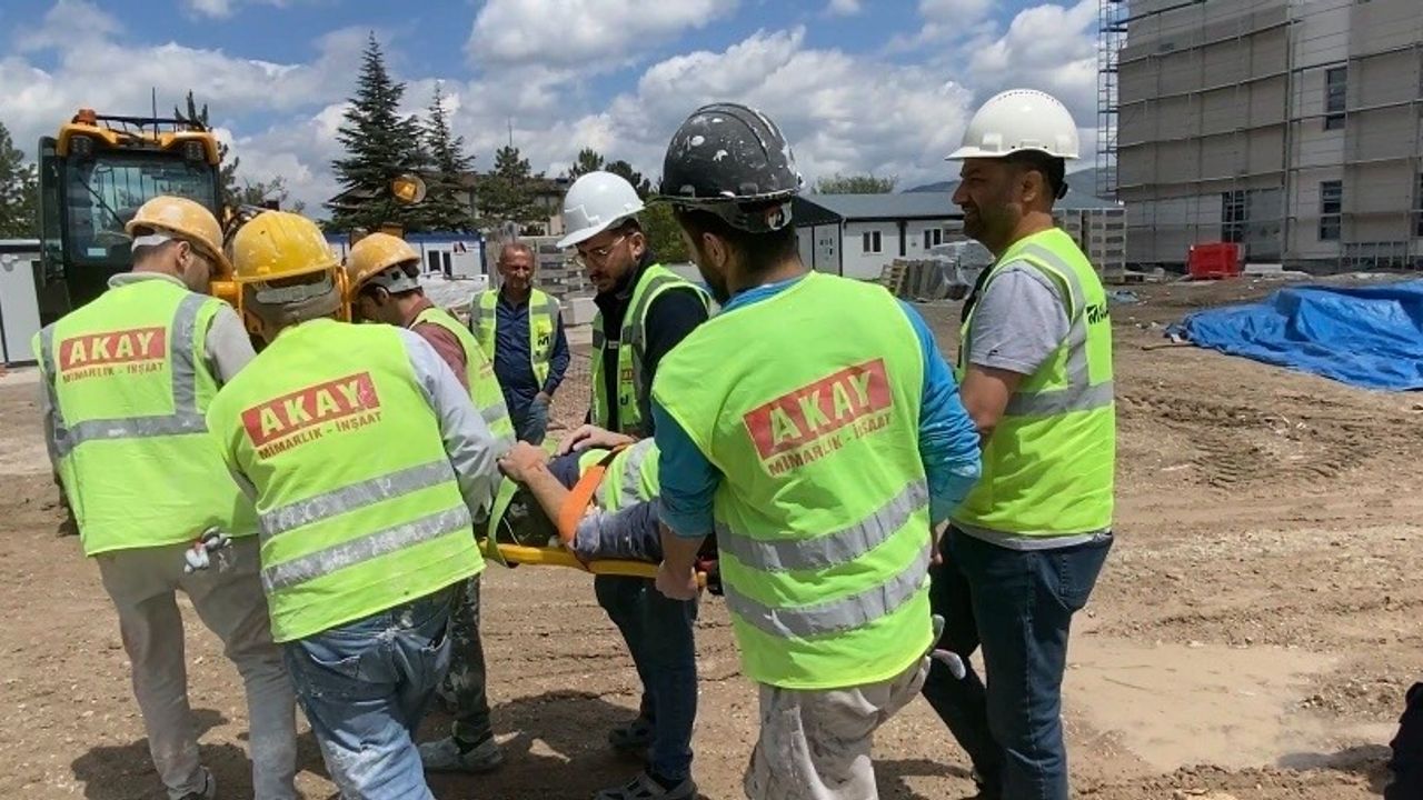 Üzerine iskele düşen genç inşaat işçisi yaralandı