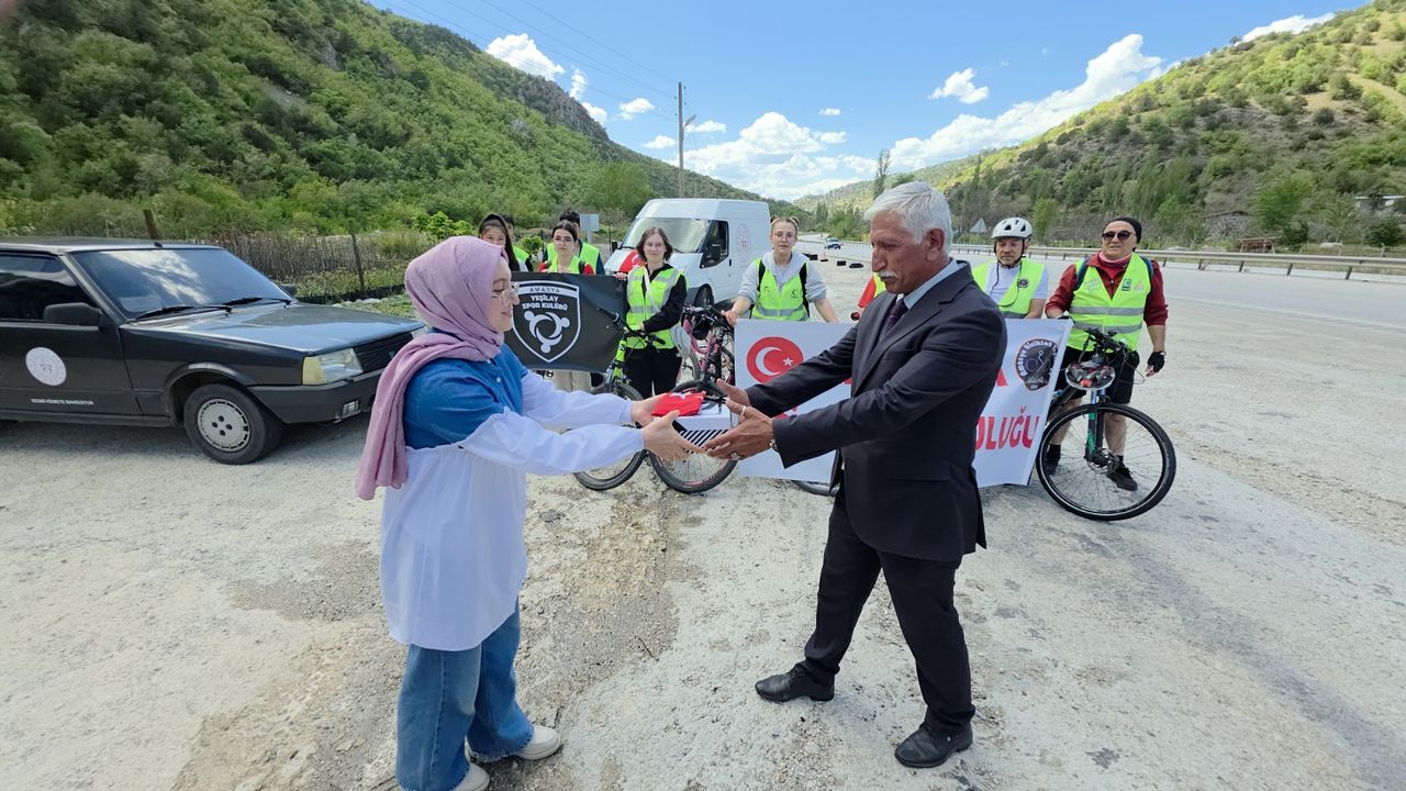 Bisikletlilerin Selanik'ten Samsun'a taşıdığı "Ata toprağı" Çorum'dan teslim edildi