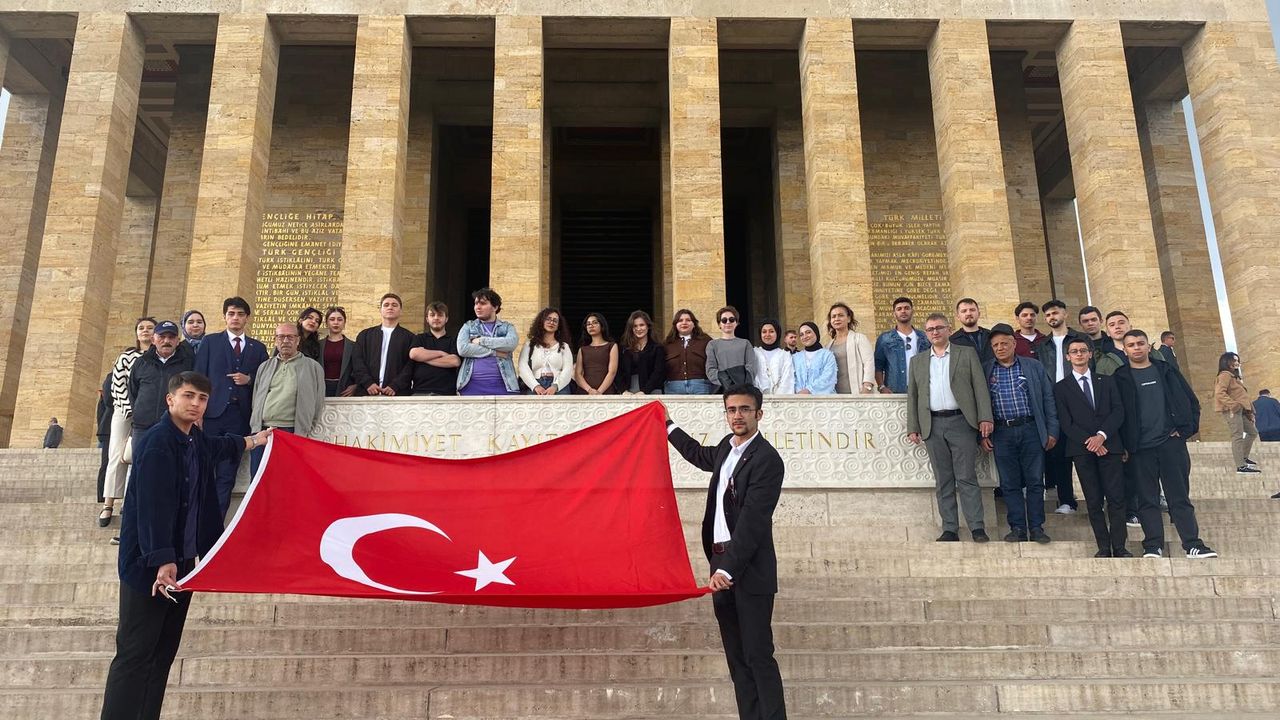 ADD’li gençlerden Anıtkabir çıkarması