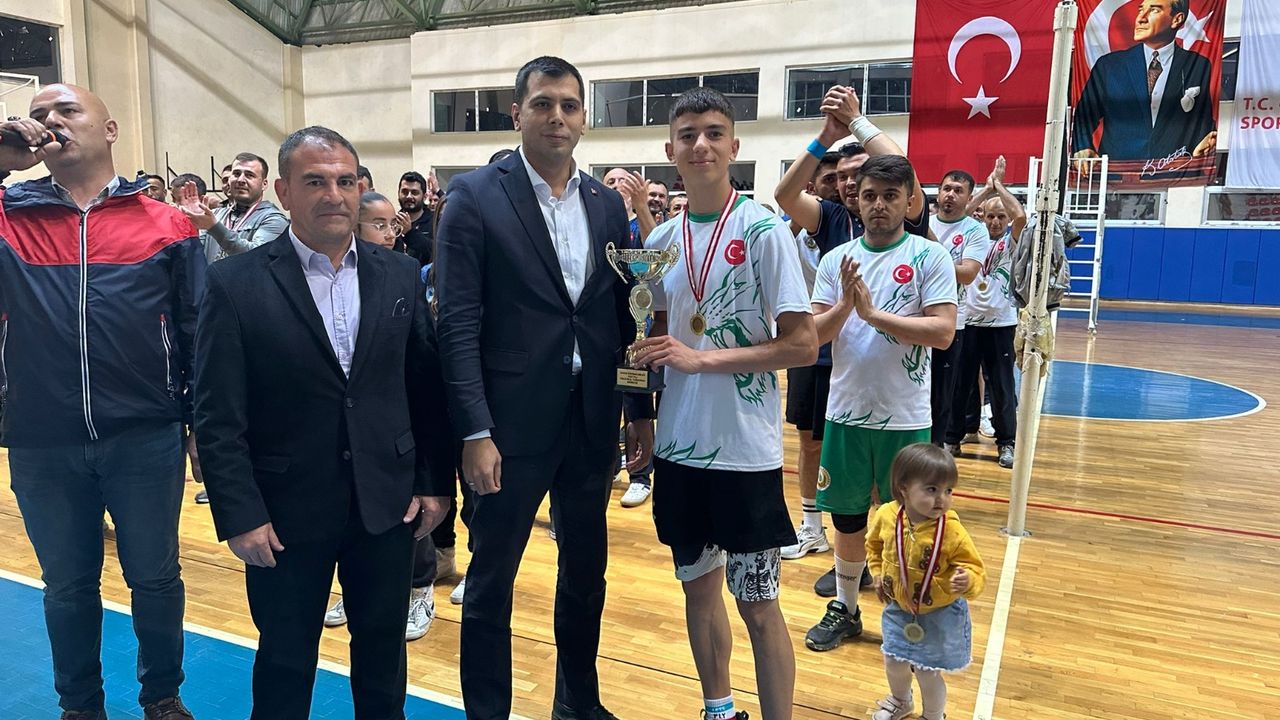 Kargı’da Voleybol turnuvası birincisi Orman İşletme oldu