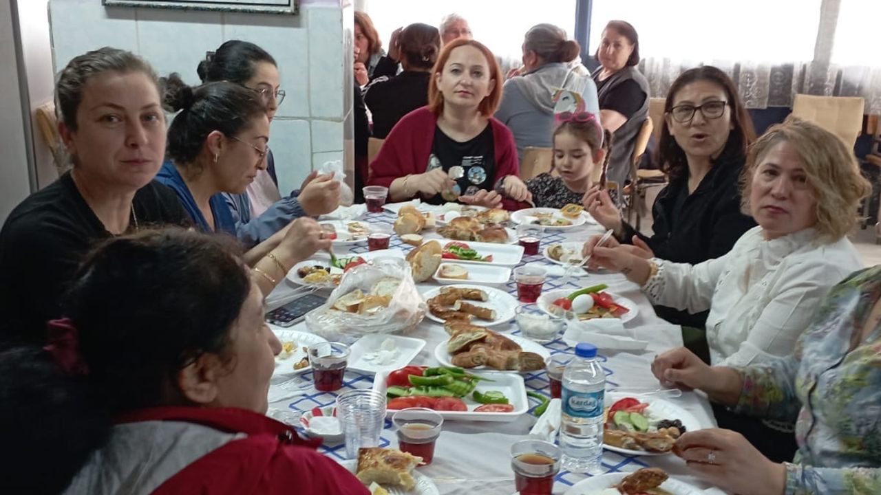 Üçköylülerden annelere kutlama