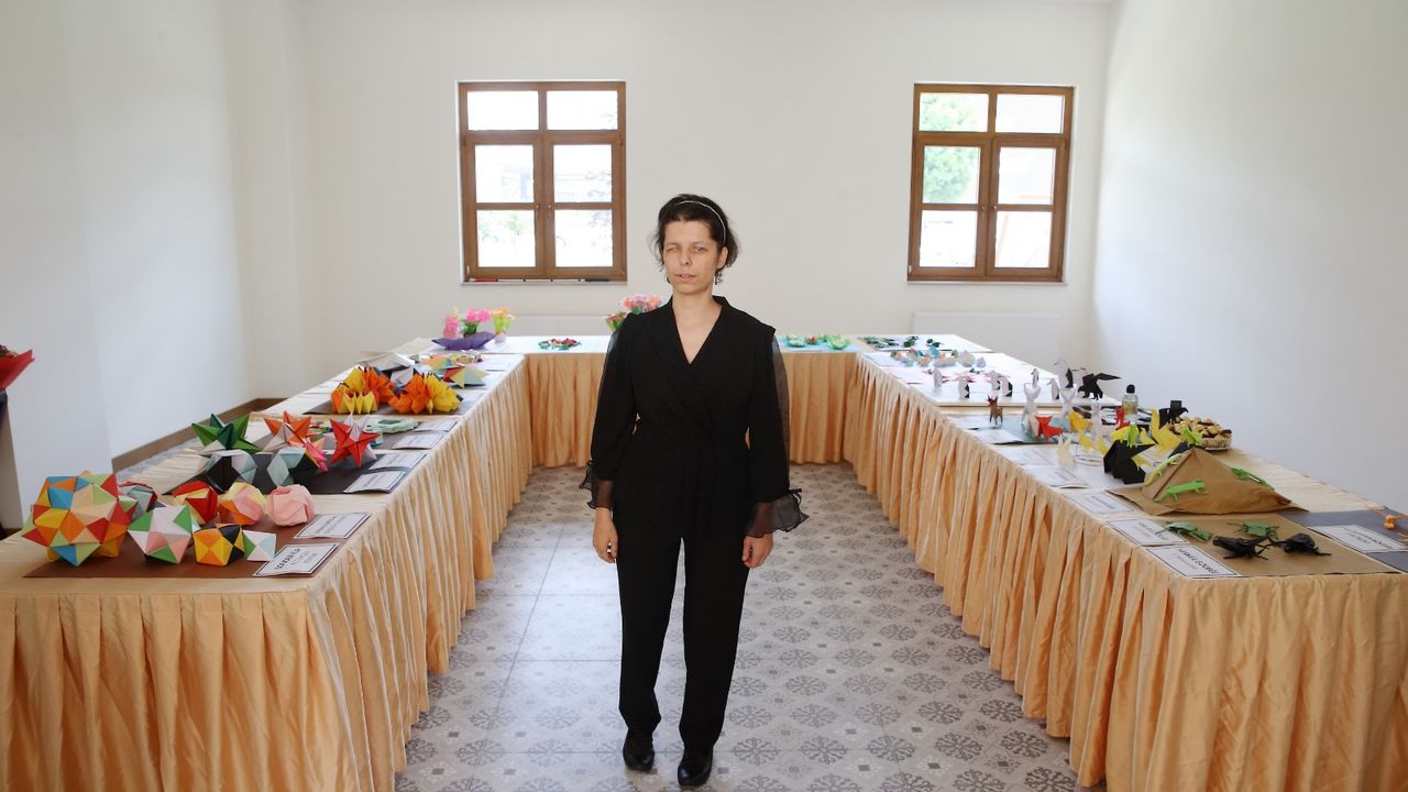 Görme engelli müzik öğretmeni origami  ile görmediği figürlere şekil veriyor