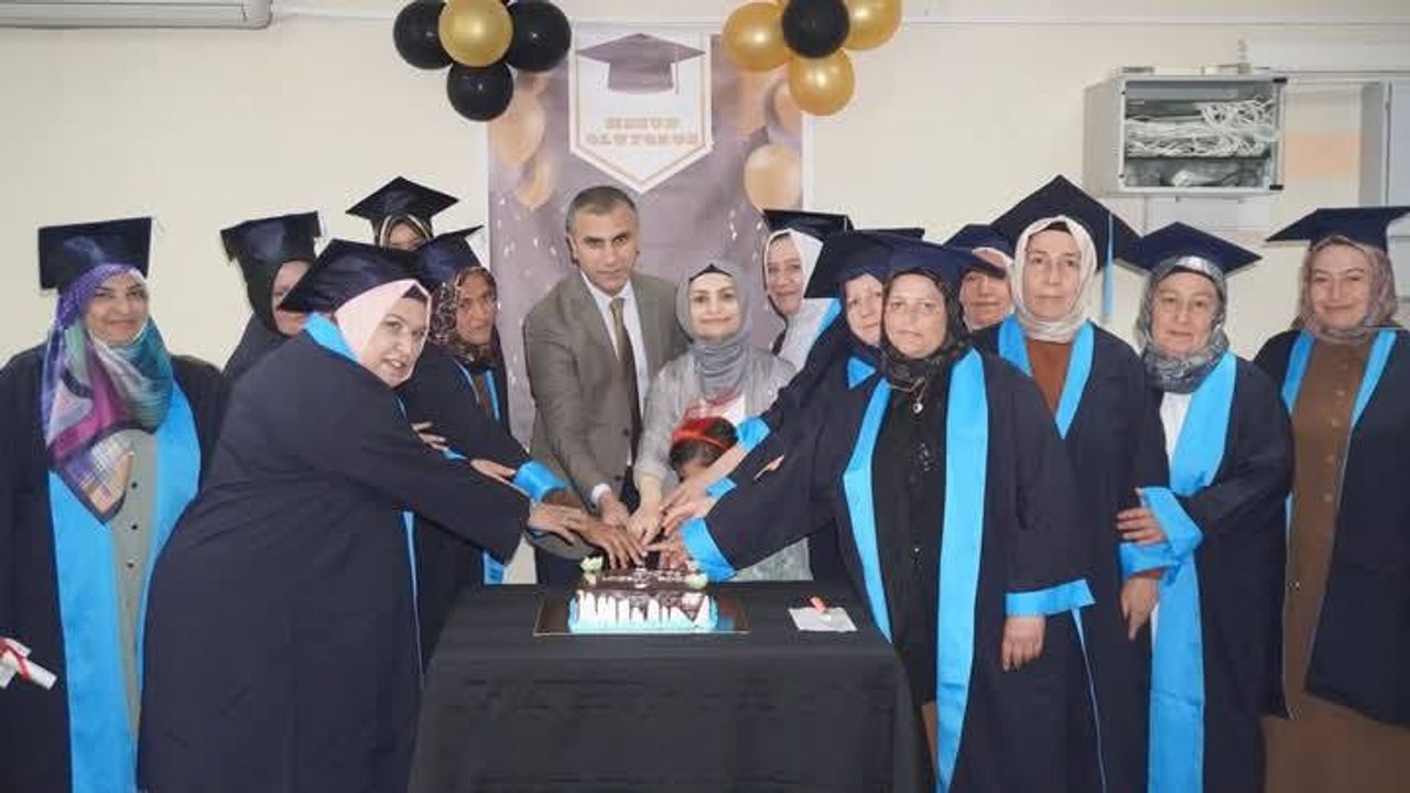 Okuma ve yazmayı öğrenen  anneler cübbe giyip kep attı