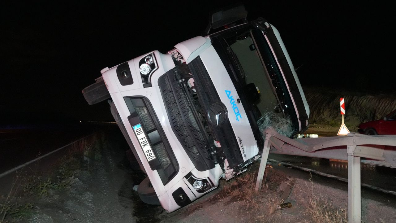 Çorum yolunda alkol  yüklü TIR devrildi