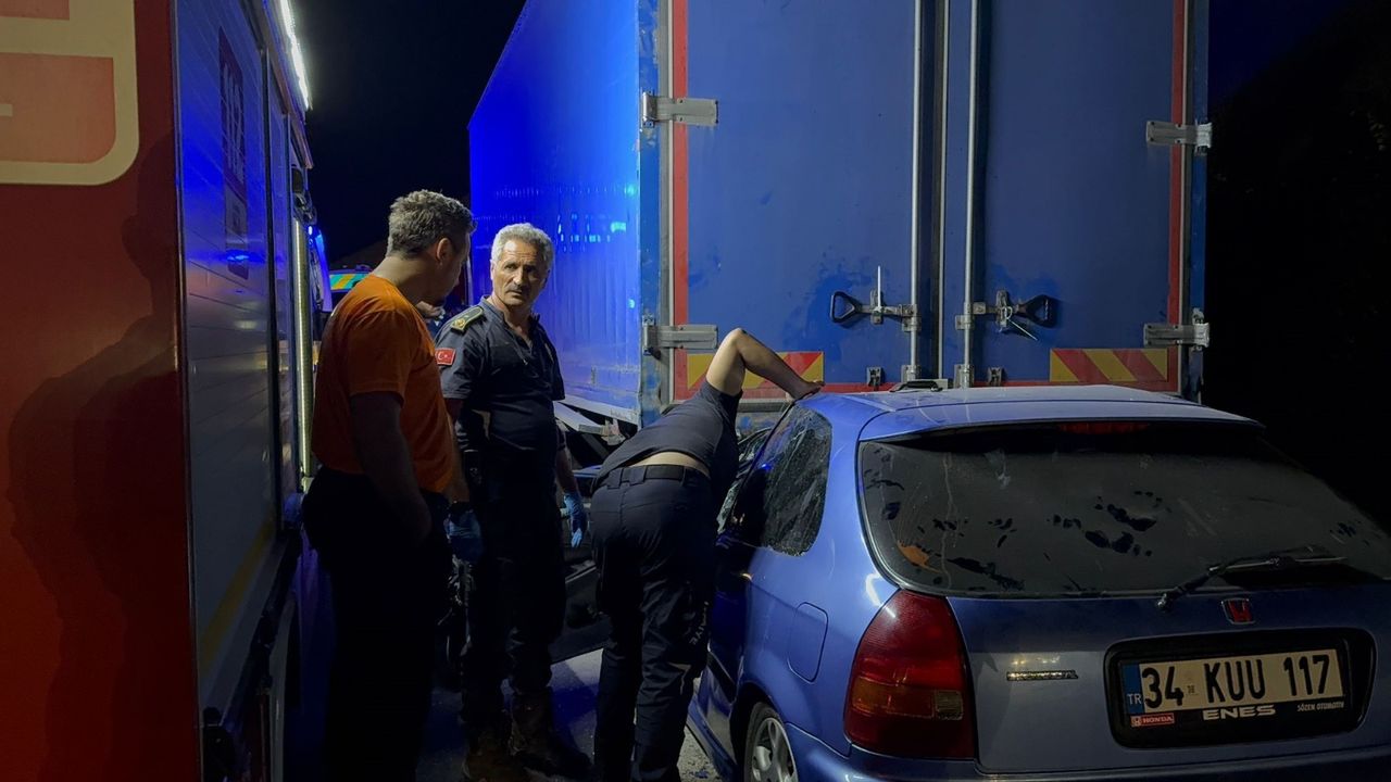 Kamyonun altına giren otomobilde can pazarı: 1 ölü, 1 ağır yaralı