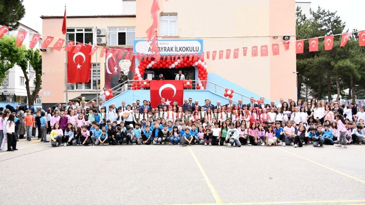 Albayrak’ın “okul şenliği” renkli görüntülere sahne oldu