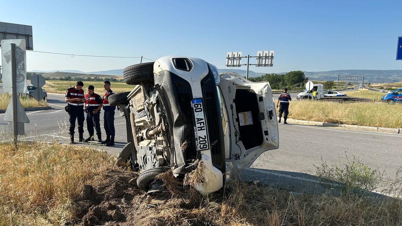 Hafif ticari araç ile otomobil  çarpıştı, 7 kişi yaralandı