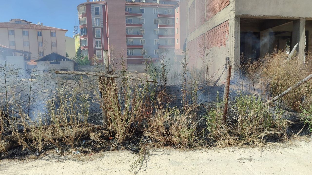 Boş arazide çıkan yangın evlere sıçramadan söndürüldü