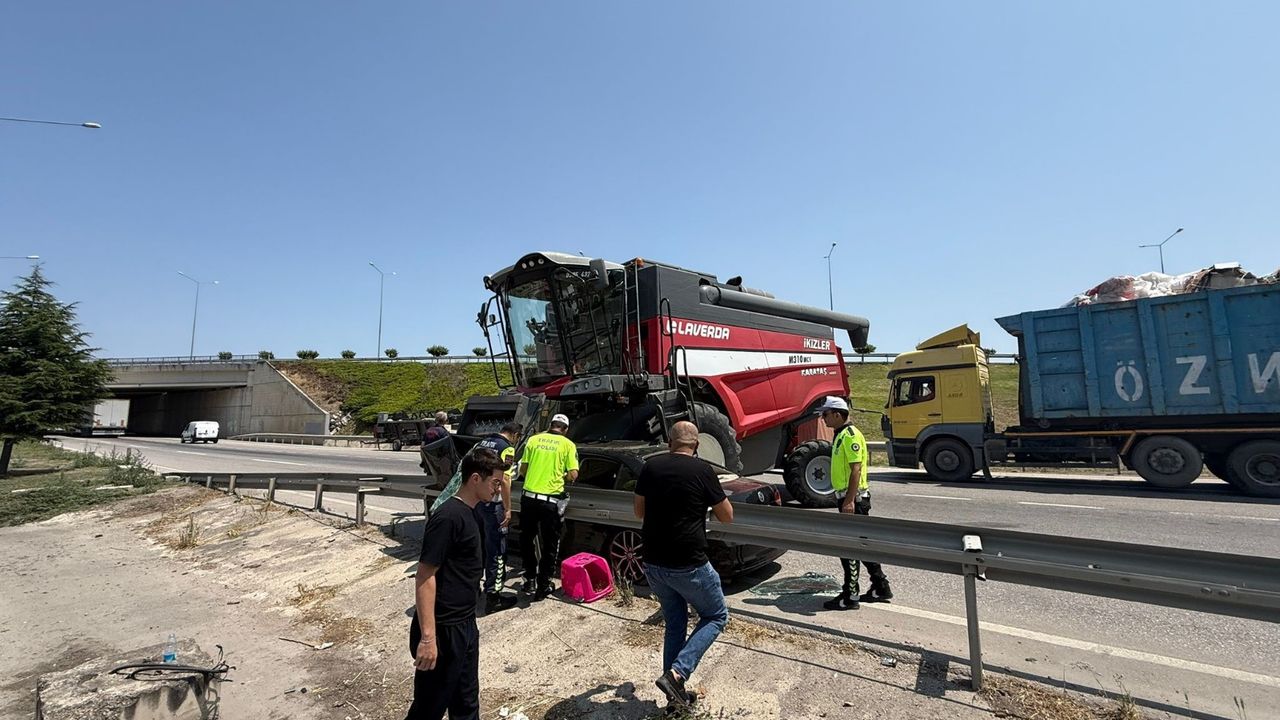 Otomobil, freni kilitlenen biçerdöverin altına girdi: 2 yaralı