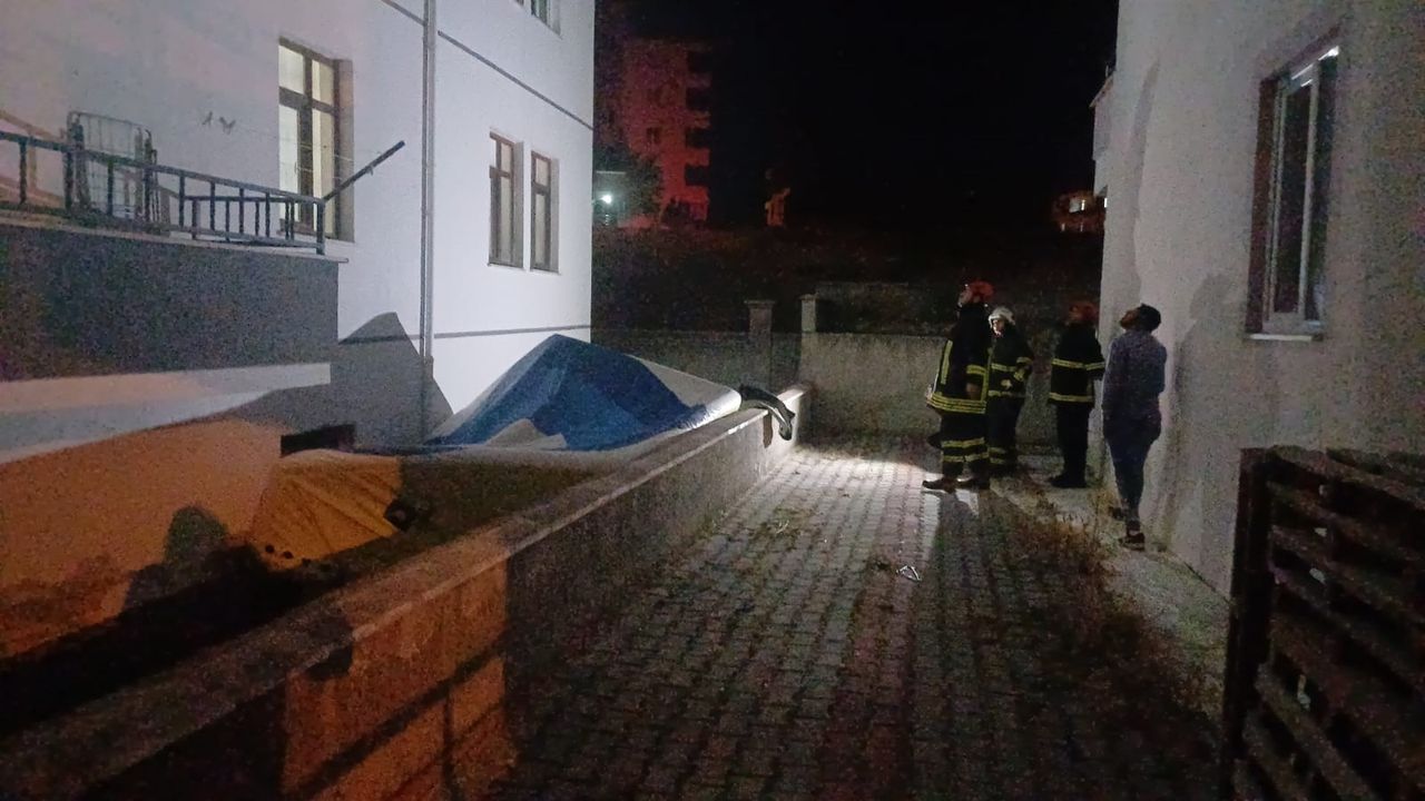 3 katlı binanın çatısında intihara  kalkışan şahsı polis ikna etti