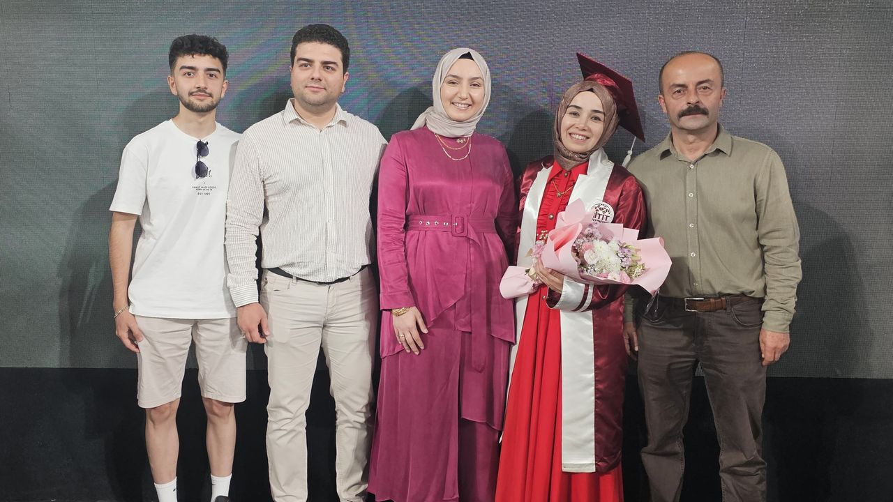 İki çocuk annesi üniversiteden birincilikle mezun oldu