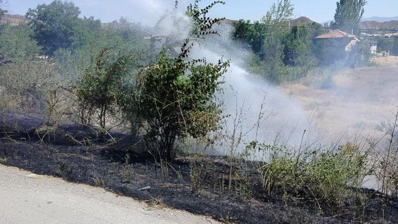 Osmancık'ta çıkan örtü yangını büyümeden söndürüldü