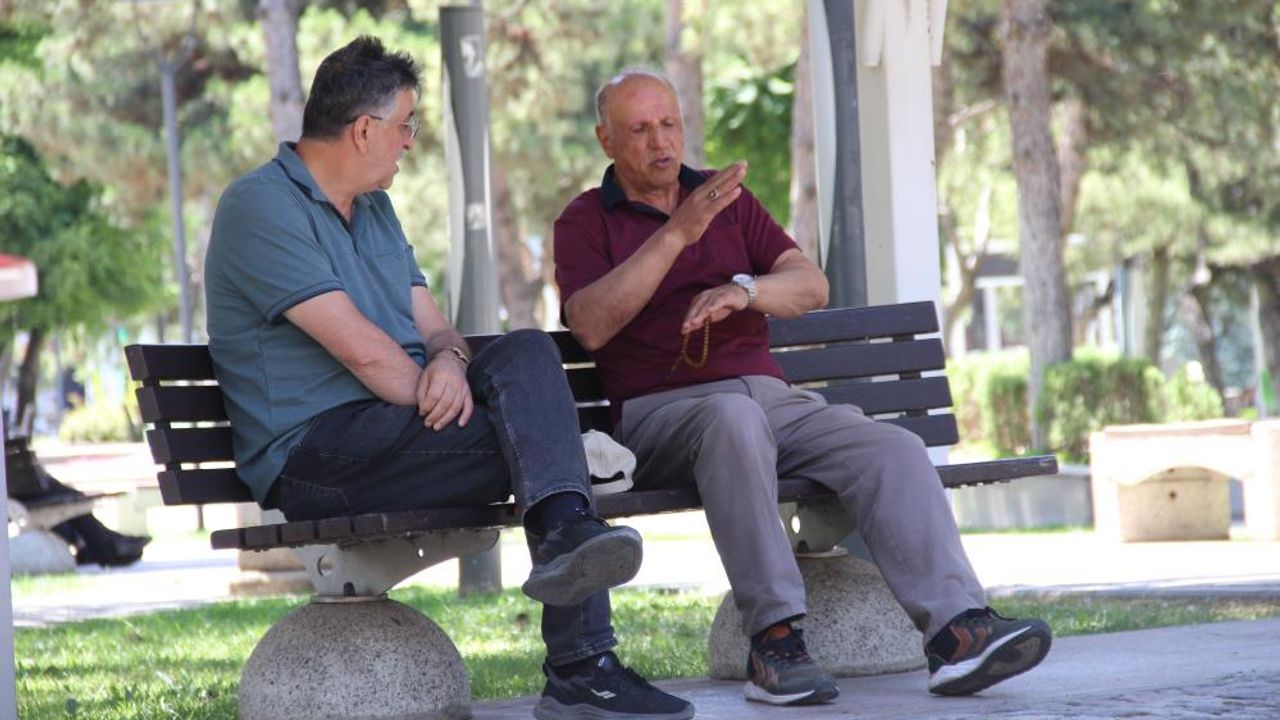Sıcaktan bunalan vatandaşlar soluğu parklarda aldı