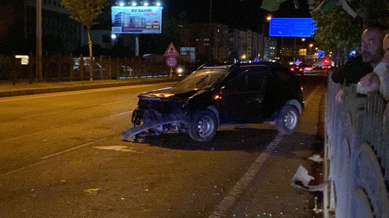 Demir korkuluklara çarpan  otomobildeki 2 kişi yaralandı