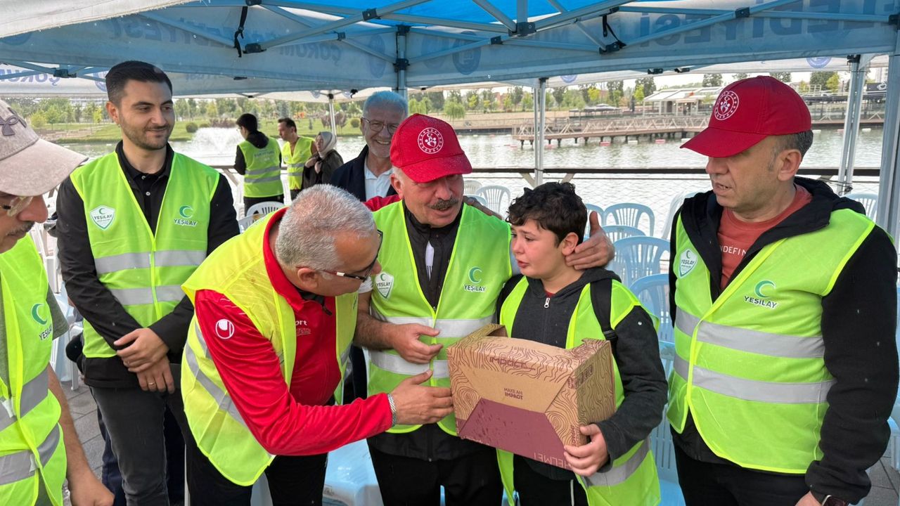 Kendilerine bisiklet çıkmayıp  gözyaşlarına boğulan  çocukları Ahlatcı sevindirdi