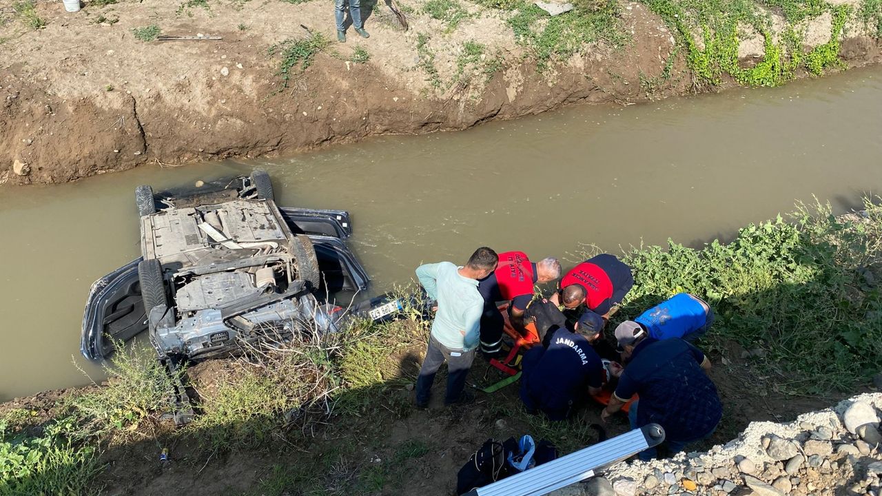 Sulama kanalına düşen otomobildeki anne-baba ve 2 aylık bebek yaralandı