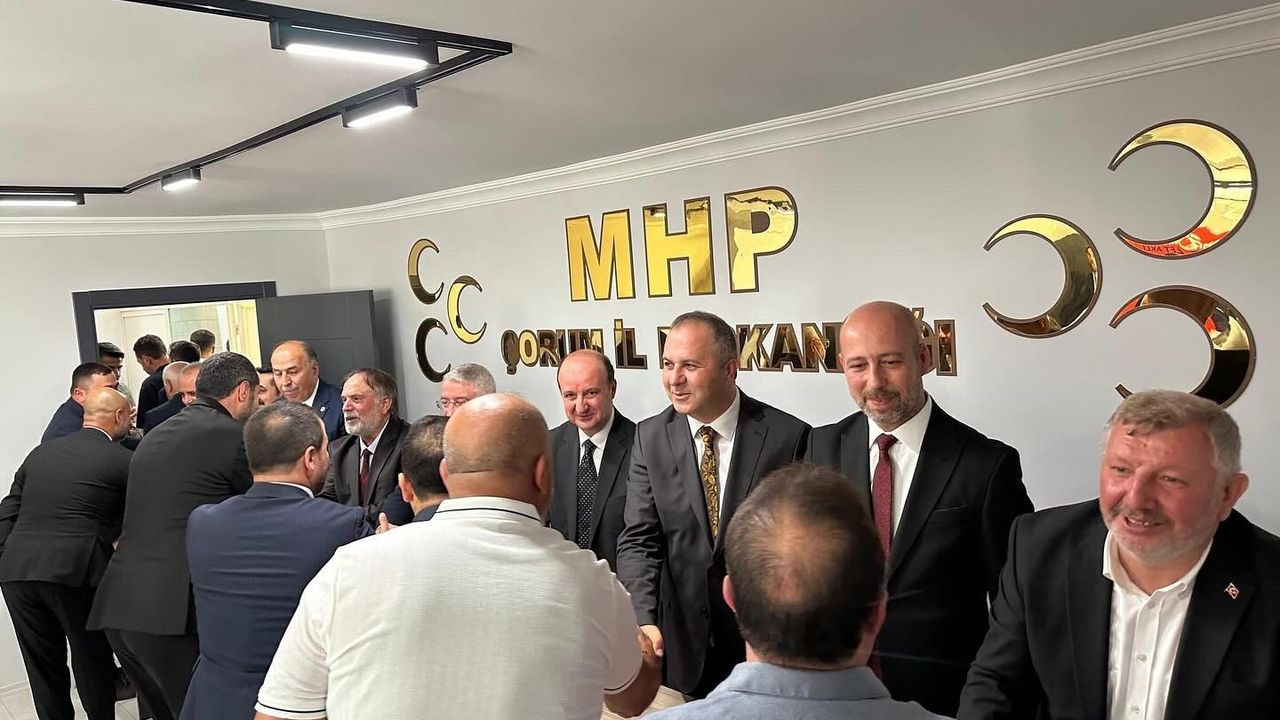 MHP’liler yeni hizmet  binasında bayramlaştı