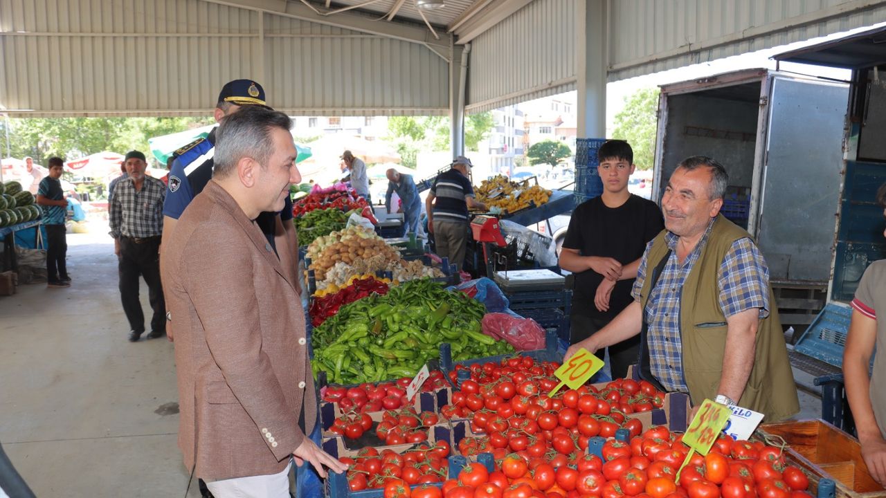 Dere, pazar esnafının  sorunlarını dinledi