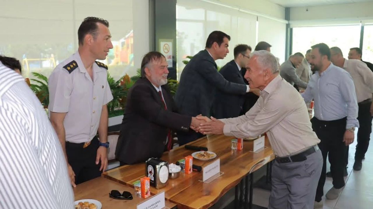 Sungurlu’da protokol  ve vatandaş bayramlaştı