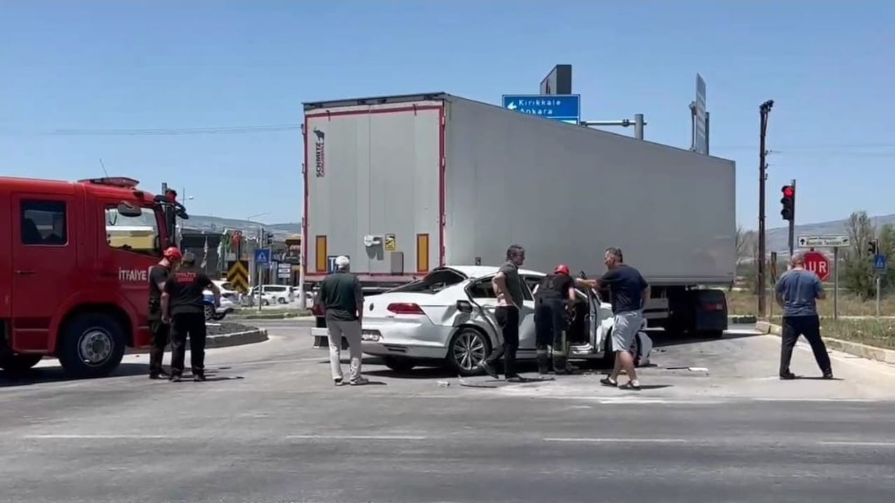 Çevreyolunda otomobil ile TIR çarpıştı