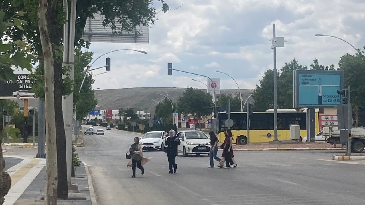 Trafik ışıkları çalışmıyor, yayalar zor anlar yaşıyor