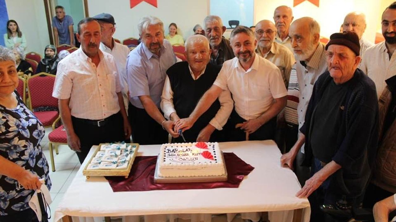 Huzurevi sakinlerinin  Babalar Günü coşkusu
