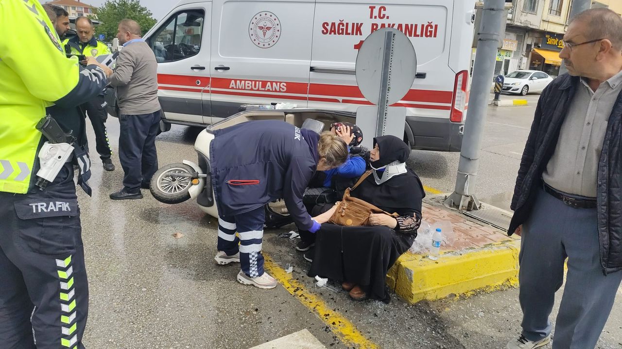 Otomobille üç tekerlekli motosiklet çarpıştı: 4 yaralı