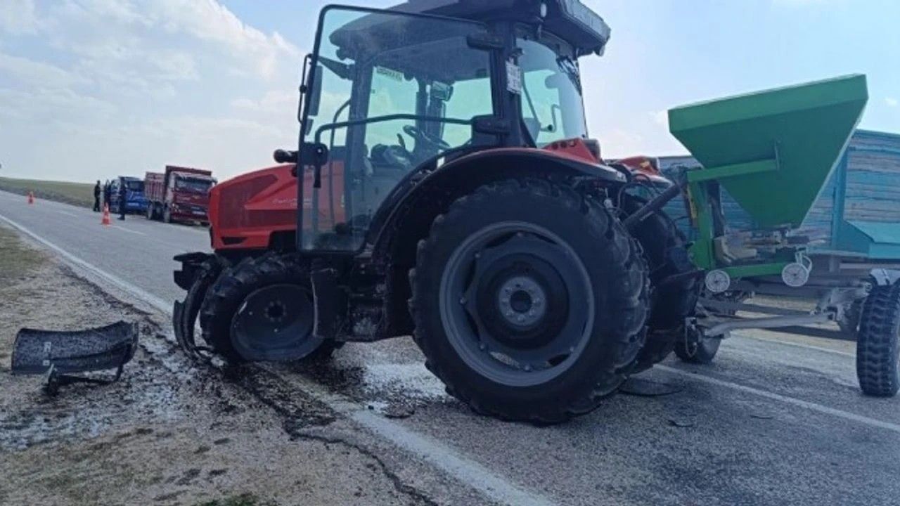 Traktör ile otomobil çarpıştı: 5 yaralı