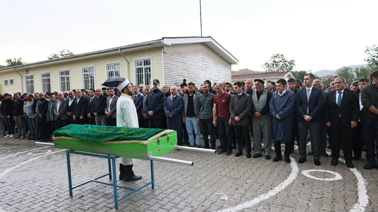 Denizde boğulan lise öğrencisi son yolculuğuna uğurlandı