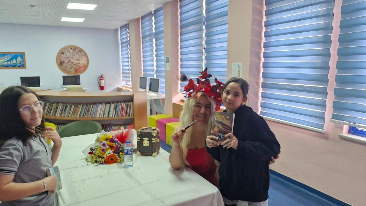 Yazar Sin Eren söyleşi ve imza gününe katıldı
