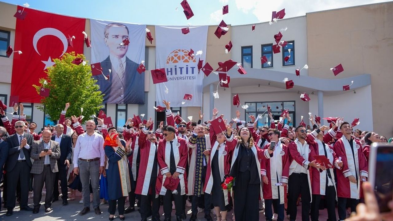 Alaca MYO’da mezuniyet sevinci