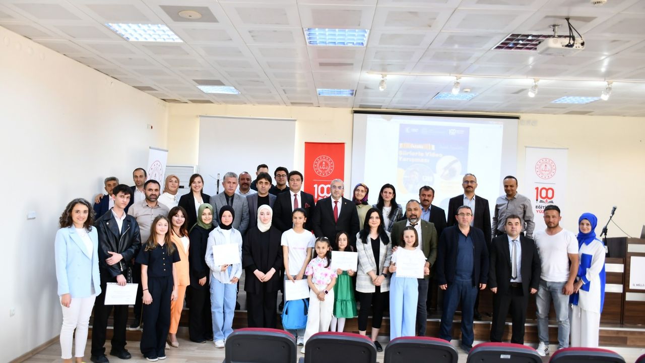 Öğrenciler “Şiirlerle Video Yarışması” ödülünü aldılar