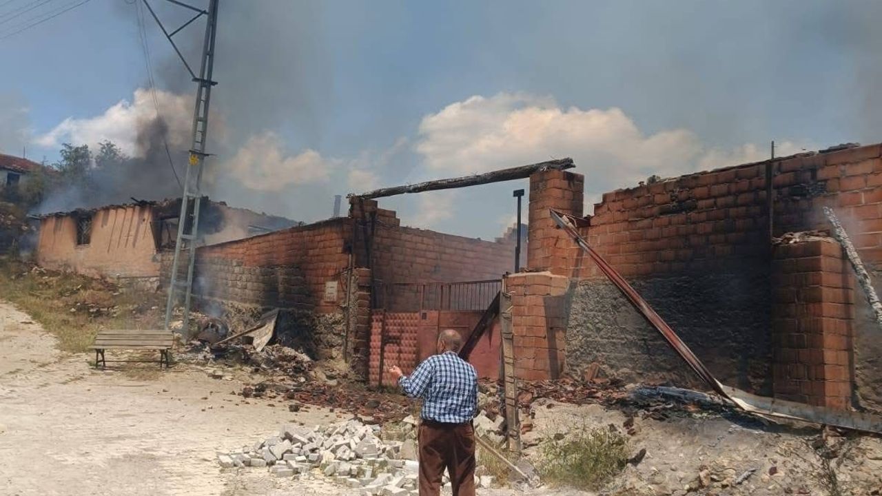 Yangında ev ve ahır kül oldu