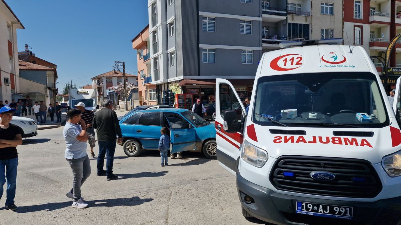İki otomobil çarpıştı: 3 kişi yaralandı
