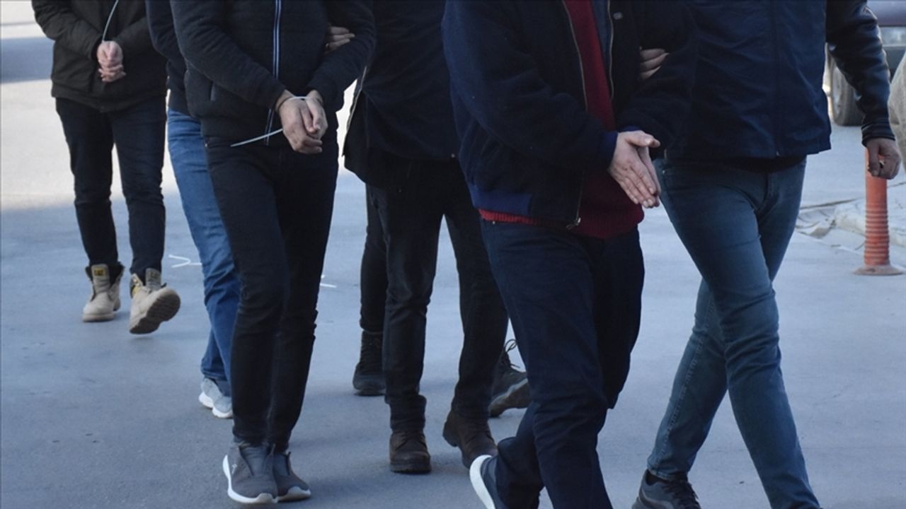 13’ü aktif 21 emniyet  personeli yakalandı