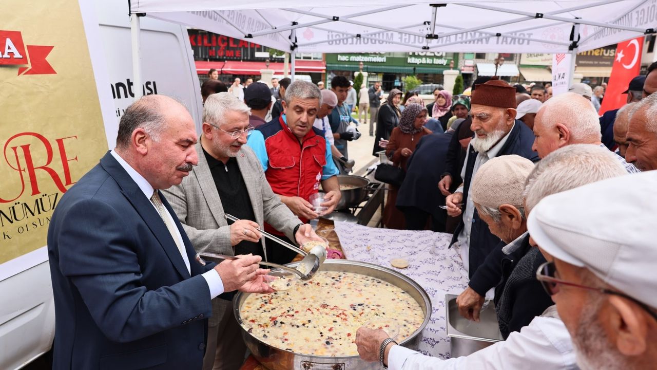 Vatandaşa aşure ikramı
