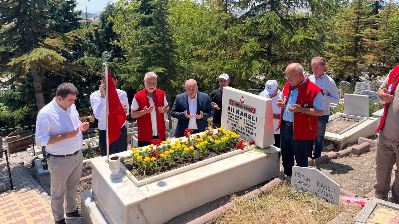 Hak-İş, Ali Karslı’yı mezarı  başında dualarla andı