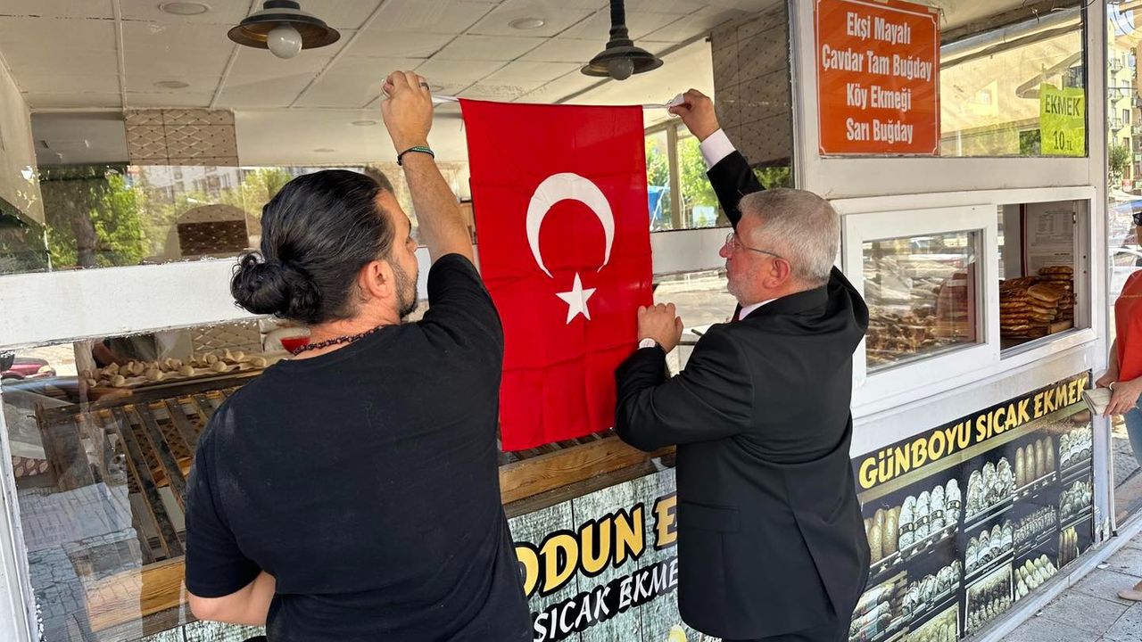 Aşgın esnafa bayrak dağıttı