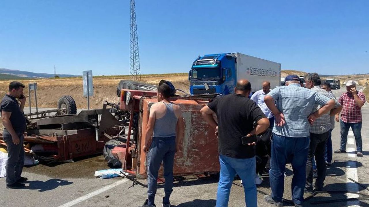 Kamyon ile traktör  çarpıştı: Yol kapandı"
