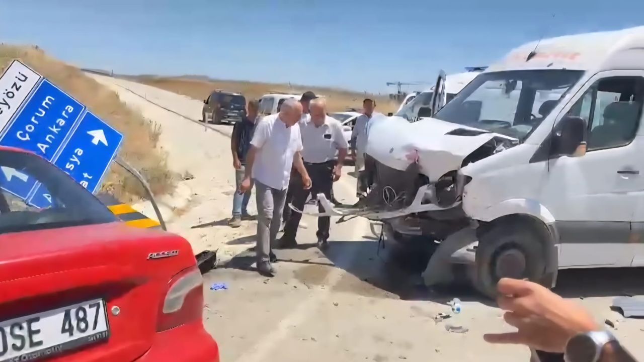 Mecitözü yolunda otomobil ile minibüs çarpıştı 4 yaralı
