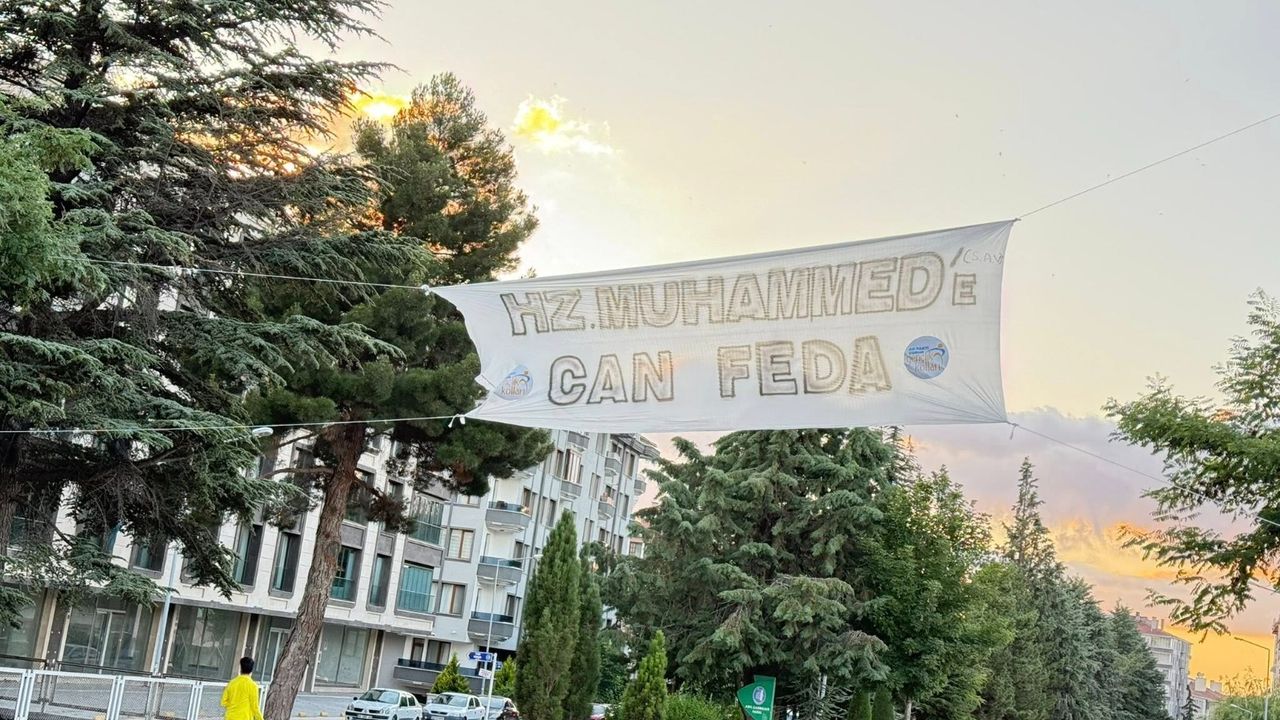 AK Gençlik’ten Leman  Dergisi’ne pankartlı tepki