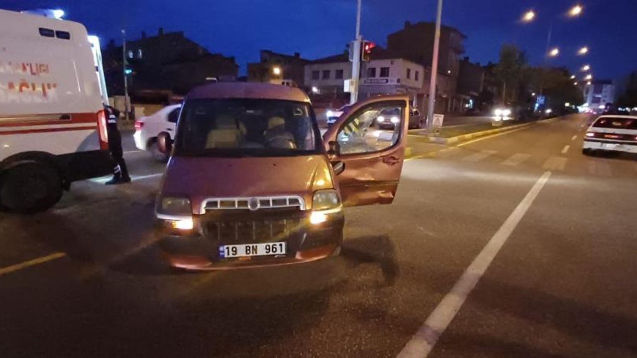Çorum'da hafif ticari araçla çarpışan motosikletin sürücüsü yaralandı