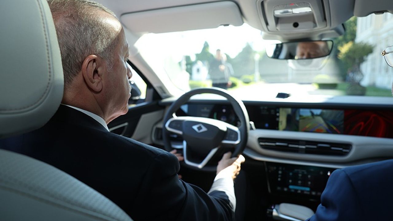 Erdoğan, Togg'un yeni  modeli T10F'yi test etti