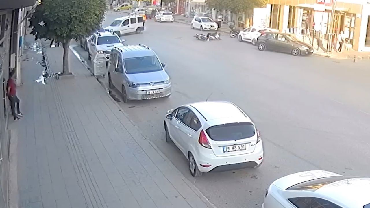 Motosiklet ile hafif ticari  araç çarpıştı: 2 yaralı