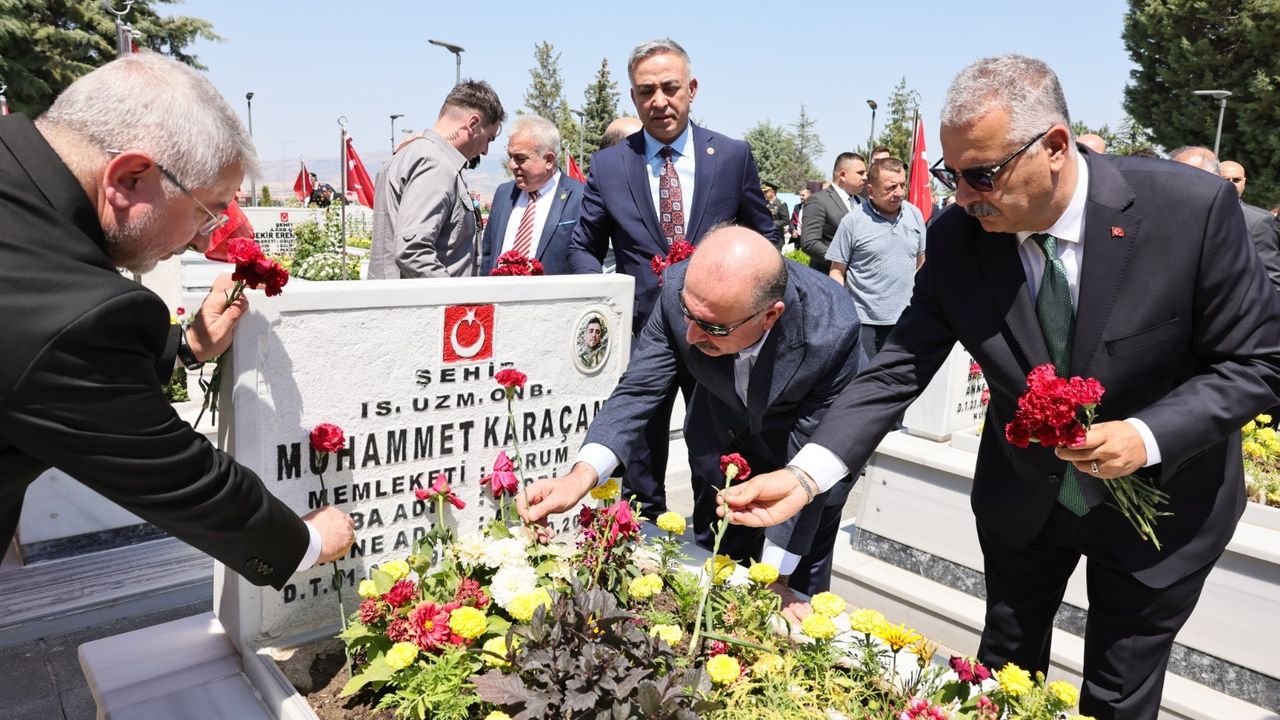 Şehitliğe saygı ziyareti
