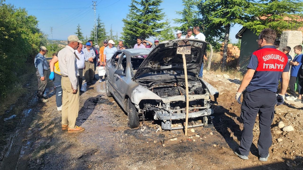 Çorum'da park halindeki araç alev alev yandı