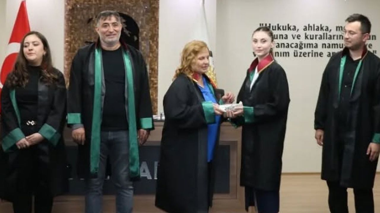 Medine Akkanat cübbe giydi